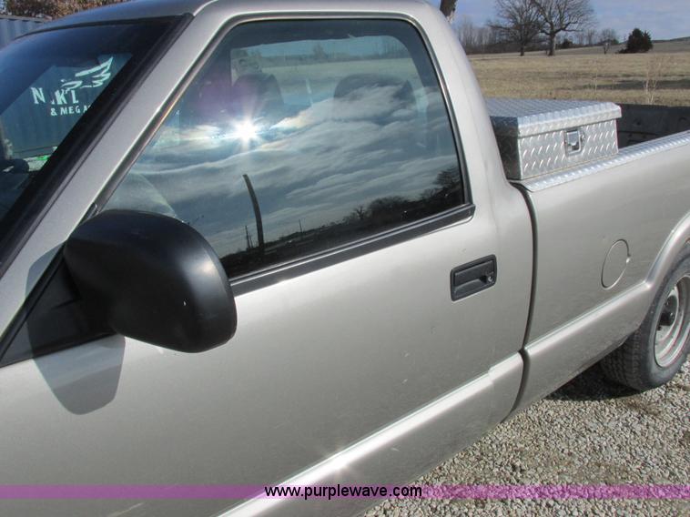 image for item I8767 2001 Chevrolet S10 pickup truck