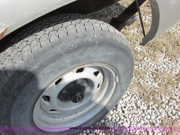 image for item I8767 2001 Chevrolet S10 pickup truck