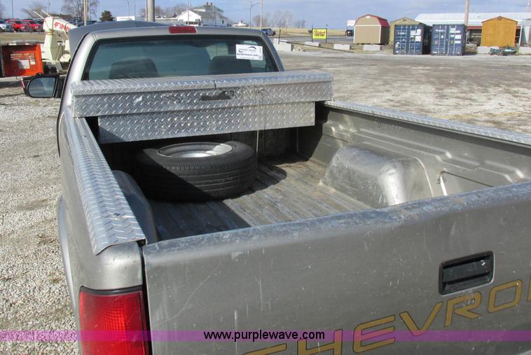 image for item I8767 2001 Chevrolet S10 pickup truck