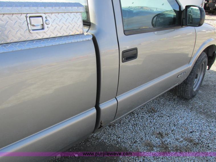 image for item I8767 2001 Chevrolet S10 pickup truck