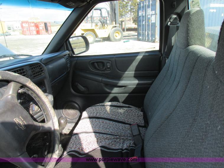 image for item I8767 2001 Chevrolet S10 pickup truck