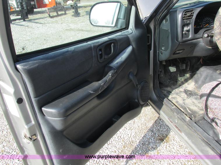 image for item I8767 2001 Chevrolet S10 pickup truck