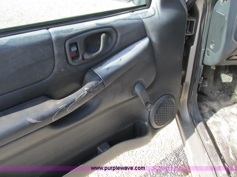 image for item I8767 2001 Chevrolet S10 pickup truck