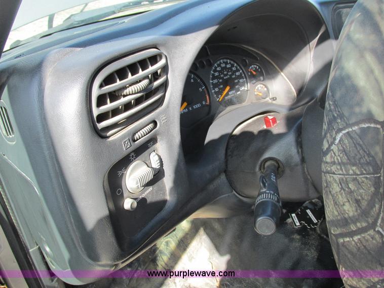 image for item I8767 2001 Chevrolet S10 pickup truck