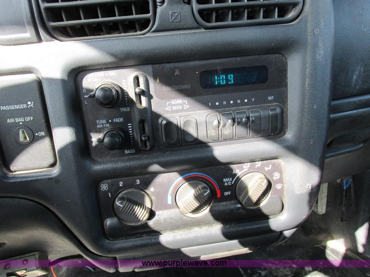 image for item I8767 2001 Chevrolet S10 pickup truck