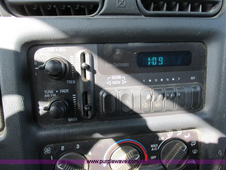 image for item I8767 2001 Chevrolet S10 pickup truck