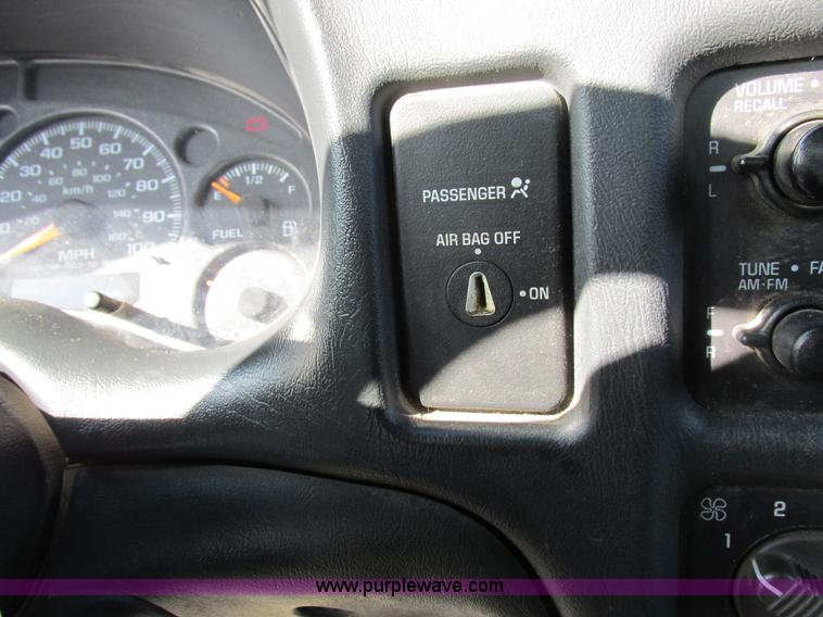 image for item I8767 2001 Chevrolet S10 pickup truck