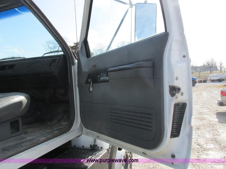 image for item I8769 1991 GMC TopKick flatbed truck