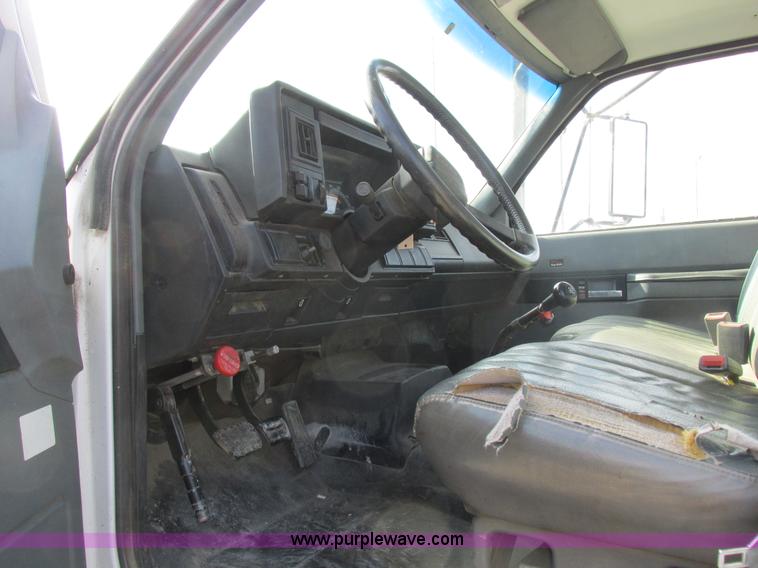 image for item I8769 1991 GMC TopKick flatbed truck