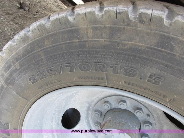 image for item I8787 1994 GMC Sierra 3500 bucket truck