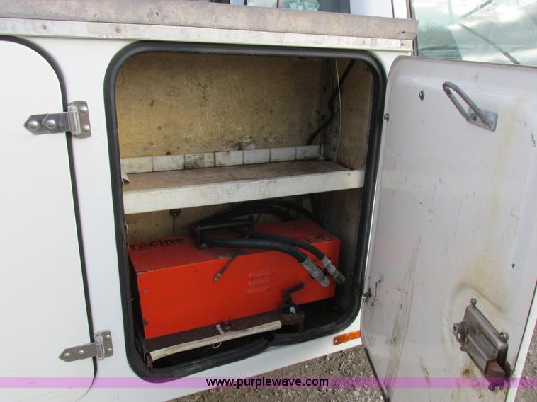 image for item I8787 1994 GMC Sierra 3500 bucket truck