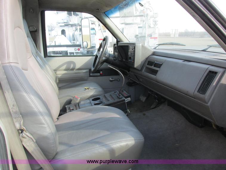 image for item I8787 1994 GMC Sierra 3500 bucket truck