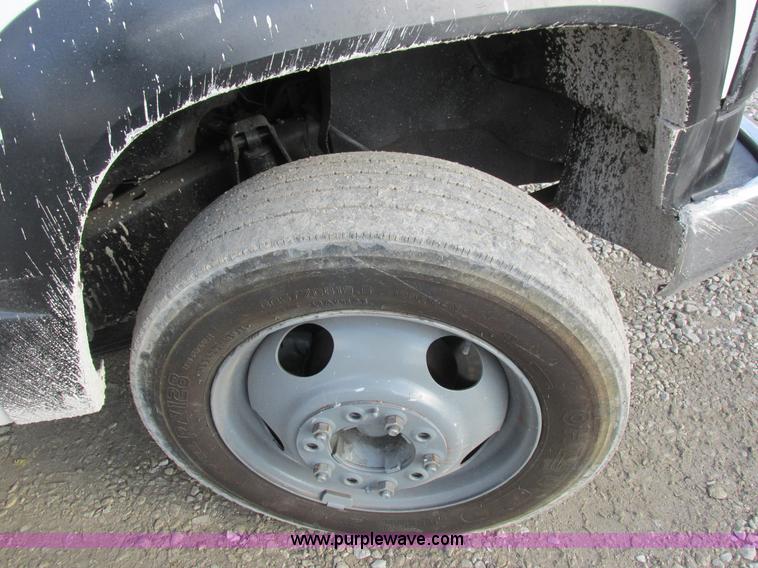 image for item I8787 1994 GMC Sierra 3500 bucket truck