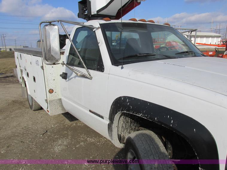 image for item I8787 1994 GMC Sierra 3500 bucket truck