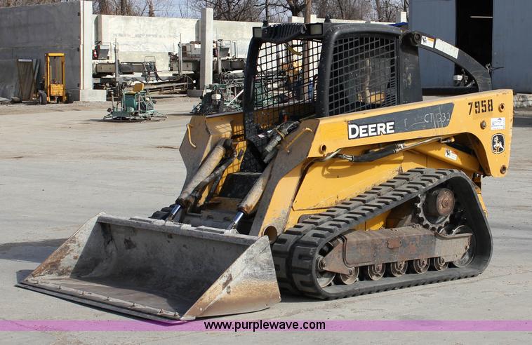 image for item J2323 2006 John Deere CT332 skid steer