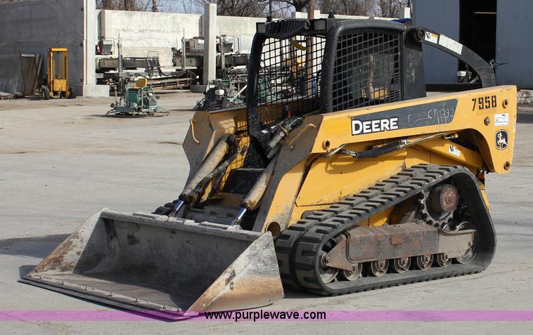 image for item J2323 2006 John Deere CT332 skid steer
