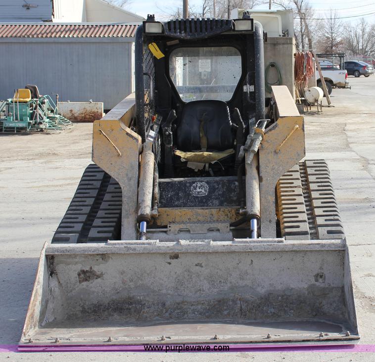 image for item J2323 2006 John Deere CT332 skid steer
