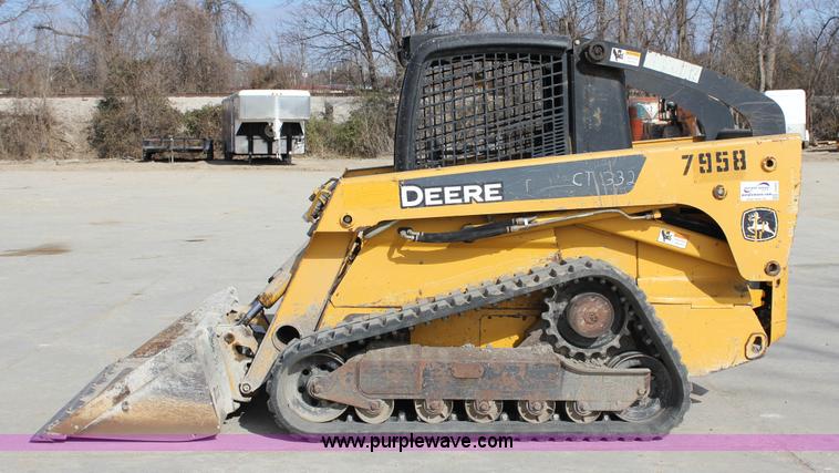 image for item J2323 2006 John Deere CT332 skid steer