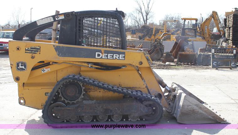 image for item J2323 2006 John Deere CT332 skid steer