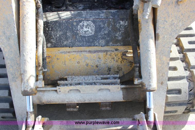 image for item J2323 2006 John Deere CT332 skid steer