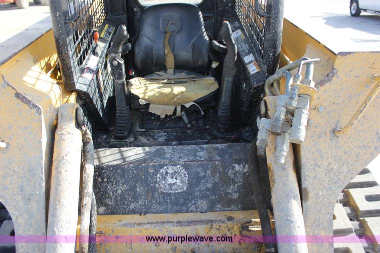 image for item J2323 2006 John Deere CT332 skid steer