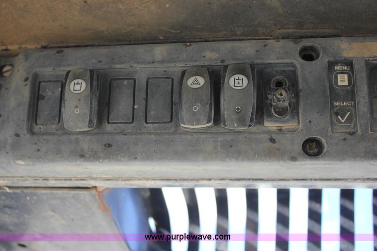 image for item J2323 2006 John Deere CT332 skid steer