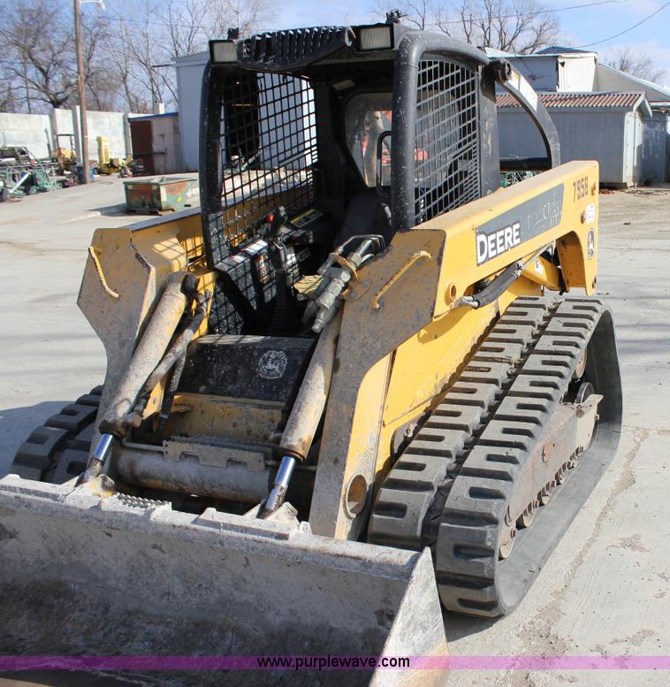 image for item J2323 2006 John Deere CT332 skid steer