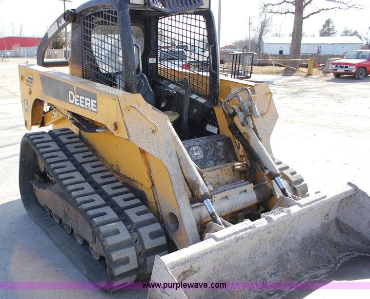 image for item J2323 2006 John Deere CT332 skid steer