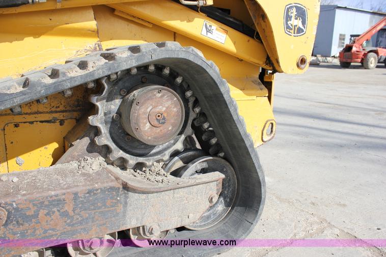 image for item J2323 2006 John Deere CT332 skid steer