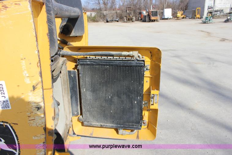 image for item J2323 2006 John Deere CT332 skid steer