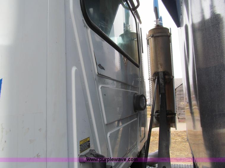 image for item J3322 2006 Mack CXN 612 Vision dump truck