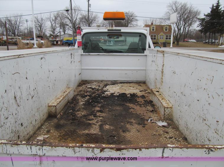 image for item J3324 2004 Ford F550 Super Duty XL utility truck