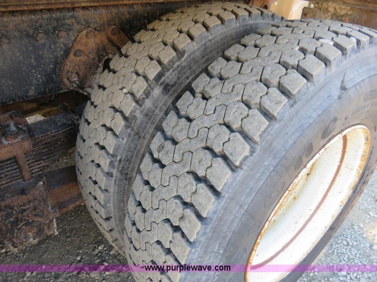 image for item K7021 1995 International 4900 dump truck