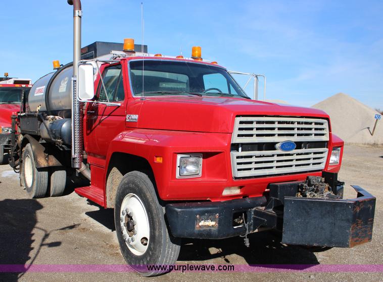 image for item L6576 1994 Ford F700 oil distribution truck