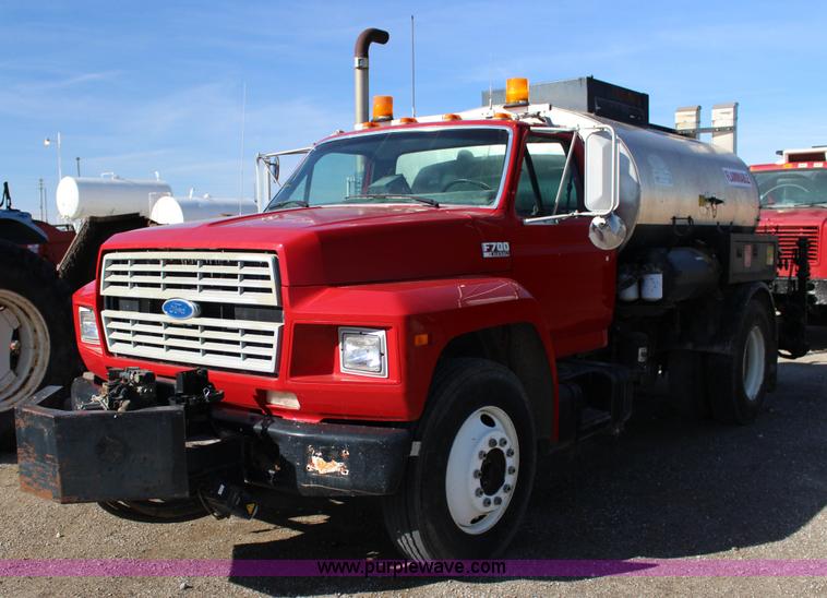 image for item L6576 1994 Ford F700 oil distribution truck