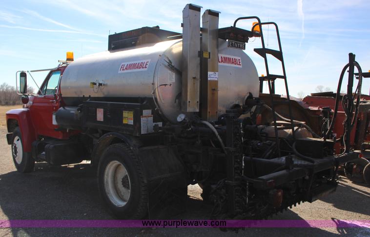 image for item L6576 1994 Ford F700 oil distribution truck