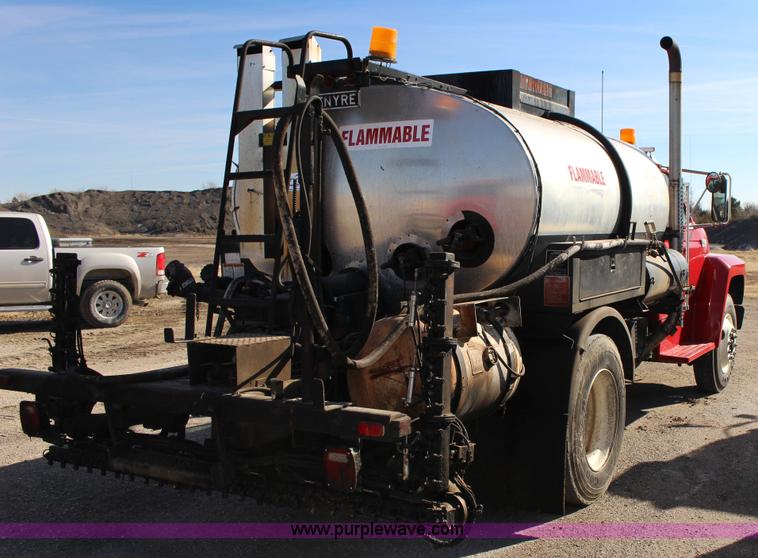 image for item L6576 1994 Ford F700 oil distribution truck