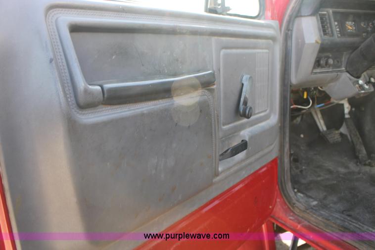 image for item L6576 1994 Ford F700 oil distribution truck