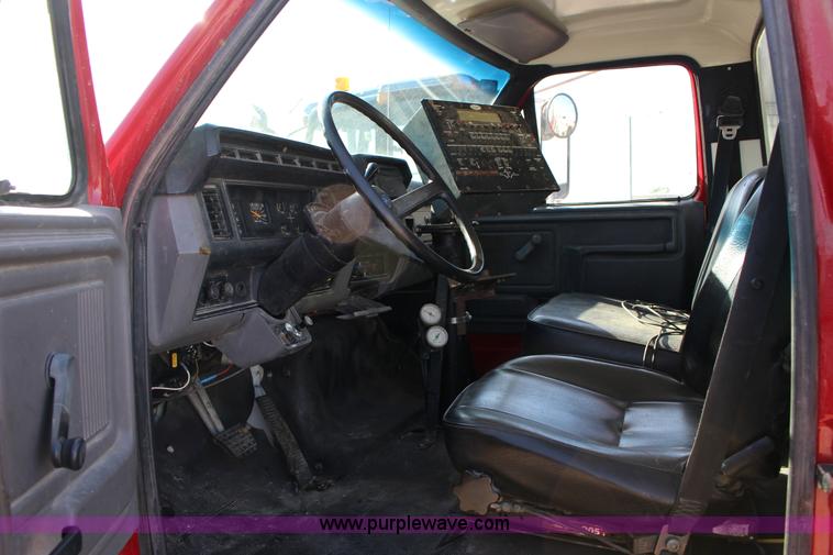 image for item L6576 1994 Ford F700 oil distribution truck