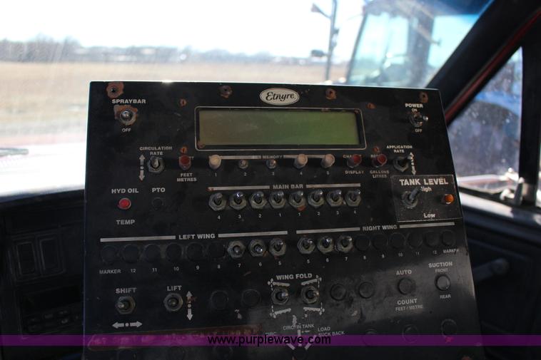 image for item L6576 1994 Ford F700 oil distribution truck