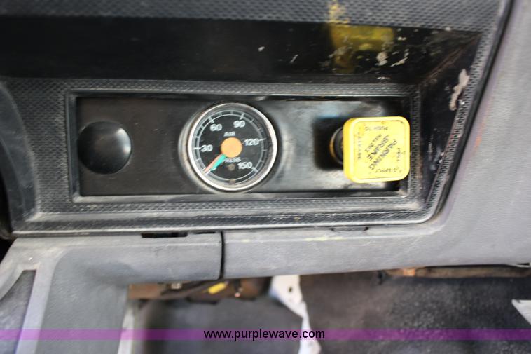 image for item L6576 1994 Ford F700 oil distribution truck