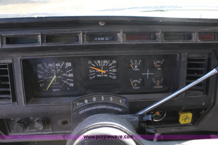 image for item L6576 1994 Ford F700 oil distribution truck