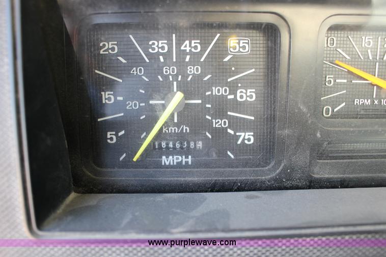 image for item L6576 1994 Ford F700 oil distribution truck