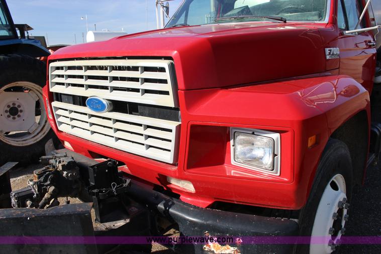 image for item L6576 1994 Ford F700 oil distribution truck