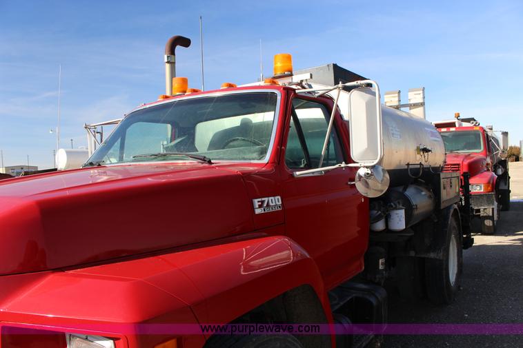 image for item L6576 1994 Ford F700 oil distribution truck