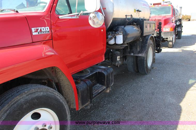 image for item L6576 1994 Ford F700 oil distribution truck