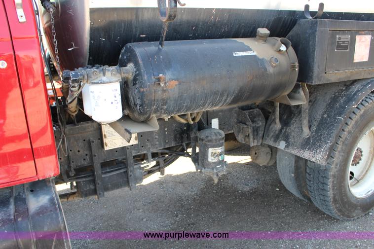 image for item L6576 1994 Ford F700 oil distribution truck