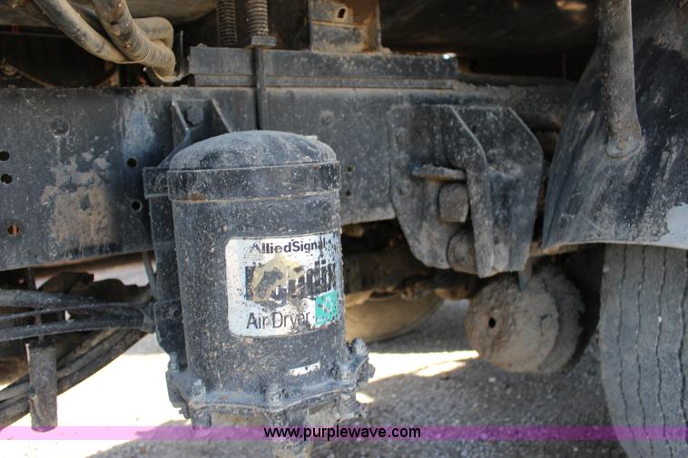 image for item L6576 1994 Ford F700 oil distribution truck