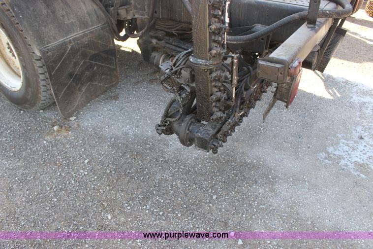 image for item L6576 1994 Ford F700 oil distribution truck