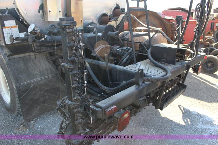 image for item L6576 1994 Ford F700 oil distribution truck